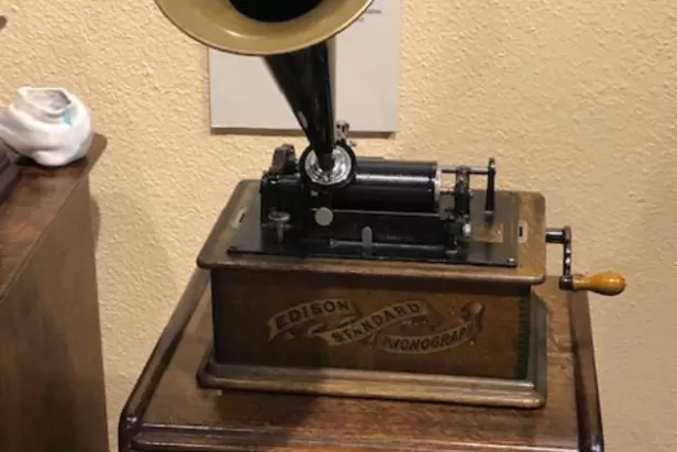 Get a demonstration of how the phonograph works in this interesting presentation. 
